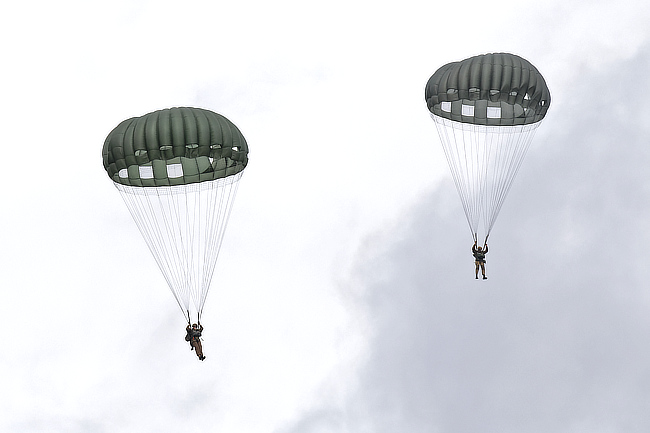 Round Canopy parachutists