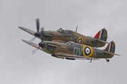 Hurricane and Spitfire arrive from Duxford 3289
